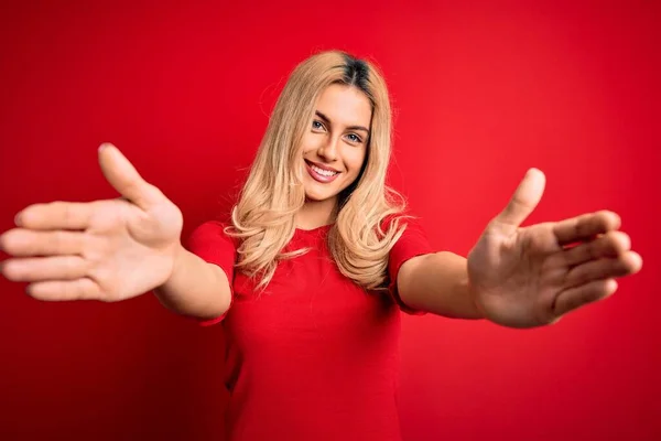 Junge Schöne Blonde Frau Lässigem Shirt Vor Isoliertem Roten Hintergrund — Stockfoto