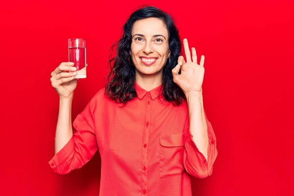 Junge Schöne Hispanische Frau Trinkt Glas Wasser Tut Zeichen Mit — Stockfoto