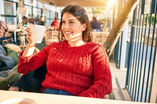 Joven Hermosa Morena Sonriendo Feliz Confiada Sentado Con Sonrisa Cara —  Fotos de Stock