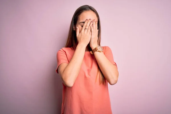 Giovane Bella Donna Indossa Casual Shirt Piedi Sopra Isolato Sfondo — Foto Stock