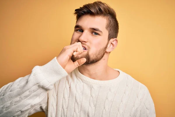 Jonge Knappe Blanke Man Poetst Zijn Tanden Met Behulp Van — Stockfoto