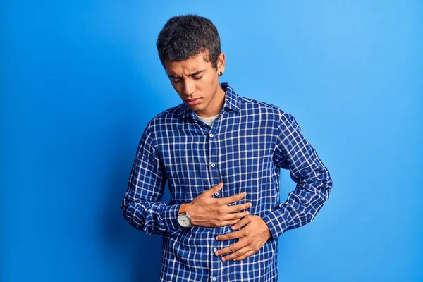 Jonge Afrikaans Amerikaanse Man Draagt Casual Kleding Met Hand Maag — Stockfoto