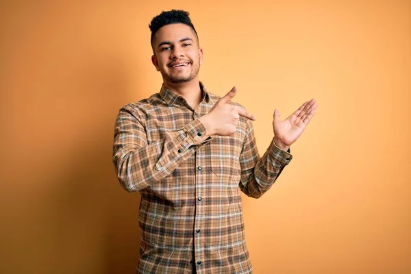 Young Handsome Man Wearing Casual Shirt Standing Isolated Yellow Background — Stock Photo, Image