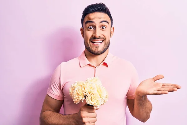 Jovem Bonito Romântico Homem Com Barba Segurando Buquê Flores Sobre — Fotografia de Stock