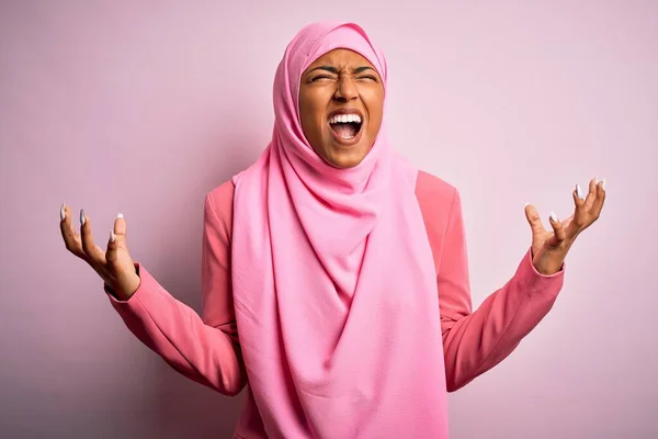 Junge Afroamerikanerin Mit Muslimischem Hijab Vor Isoliertem Rosa Hintergrund Verrückt — Stockfoto