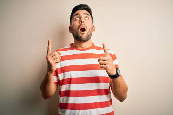 Jovem Bonito Homem Vestindo Casual Listrado Shirt Sobre Isolado Branco — Fotografia de Stock