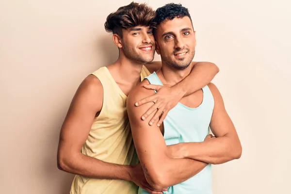 Pareja Joven Hombres Vistiendo Ropa Verano Sonriendo Felices Pie Con — Foto de Stock