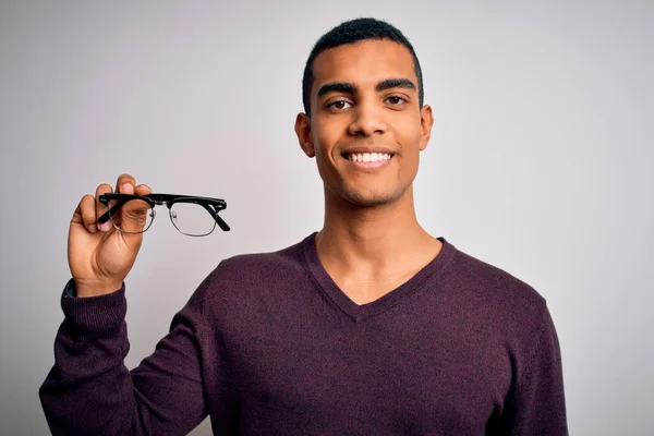 Jovem Homem Óptico Afro Americano Bonito Segurando Óculos Sobre Fundo — Fotografia de Stock