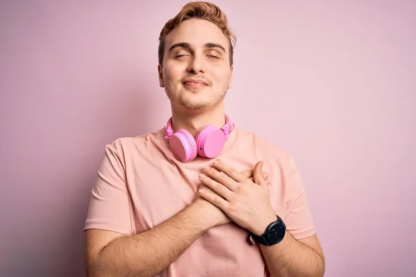 Joven Pelirrojo Guapo Escuchando Música Usando Auriculares Sobre Fondo Rosa —  Fotos de Stock