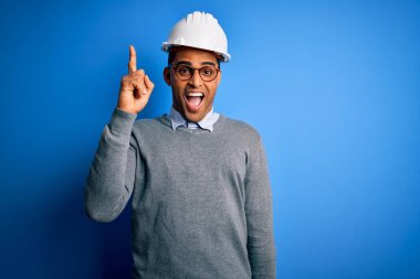 Genç, yakışıklı, Afro-Amerikan mühendis. Rasta giyen, güvenlik kaskı takan, başarılı bir fikri işaret eden bir adam. Heyecanlı ve mutlu. Bir numara..
