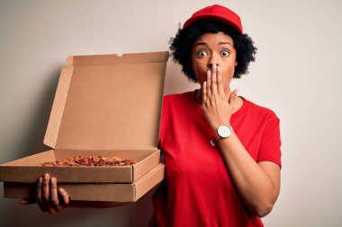 Kıvırcık saçlı, İtalyan pizzası kaplı ağzı olan, utancından ağzı açık, korku ifadesi, sessizlikten korkan, gizli bir konsept olan Afro-Amerikalı genç bir kadın.