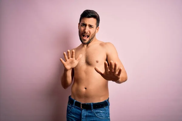 Joven Hombre Fuerte Guapo Con Barba Sin Camisa Pie Sobre — Foto de Stock