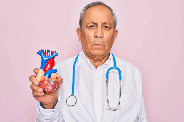 Старший Лікар Чоловік Стетоскопі Тримає Пластикове Серце Над Рожевим Тлом — стокове фото