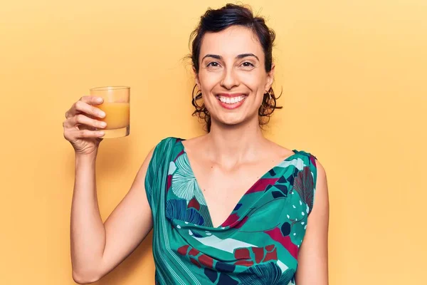 Junge Schöne Hispanische Frau Trinkt Ein Glas Orangensaft Und Sieht — Stockfoto