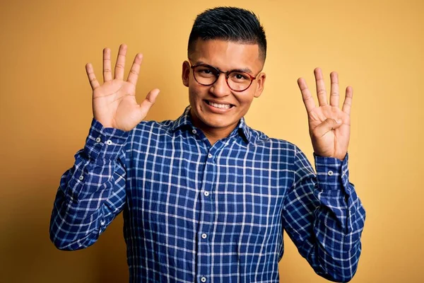 Homem Latino Bonito Jovem Vestindo Camisa Casual Óculos Sobre Fundo — Fotografia de Stock