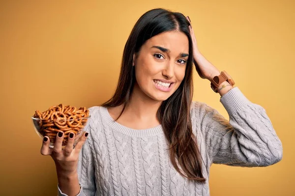 Jonge Mooie Brunette Vrouw Oktober Houden Kom Met Gebakken Duitse — Stockfoto