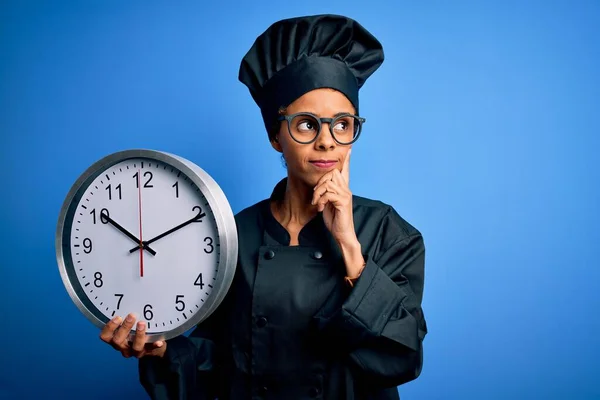 Afro Americano Panadero Mujer Usando Cocina Uniforme Sombrero Haciendo Cuenta —  Fotos de Stock