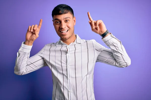 Jovem Homem Hispânico Bonito Vestindo Elegante Camisa Negócios Sobre Fundo — Fotografia de Stock