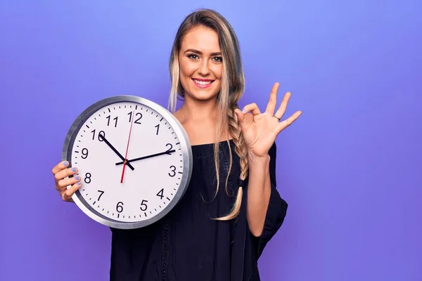 Νεαρή Όμορφη Ξανθιά Γυναίκα Κάνει Αντίστροφη Μέτρηση Χρησιμοποιώντας Μεγάλο Ρολόι — Φωτογραφία Αρχείου