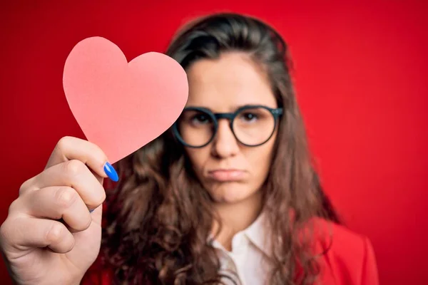 Junge Schöne Frau Mit Lockigem Haar Hält Papierherz Über Isoliertem — Stockfoto