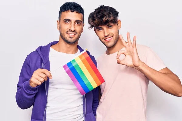 Joven Pareja Gay Con Bandera Lgbtq Arco Iris Haciendo Buen — Foto de Stock