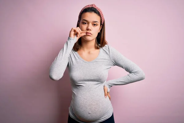 Gadis Remaja Cantik Hamil Mengharapkan Bayi Atas Mulut Latar Belakang — Stok Foto
