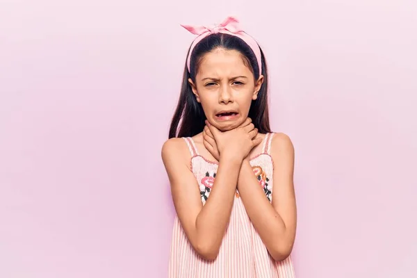 Menina Bonita Usando Roupas Casuais Gritando Sufocar Porque Estrangulamento Doloroso — Fotografia de Stock