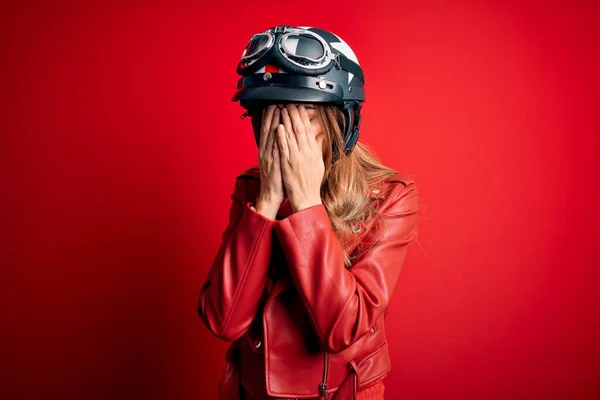 Giovane Bella Donna Motociclista Bruna Che Indossa Casco Moto Sfondo — Foto Stock