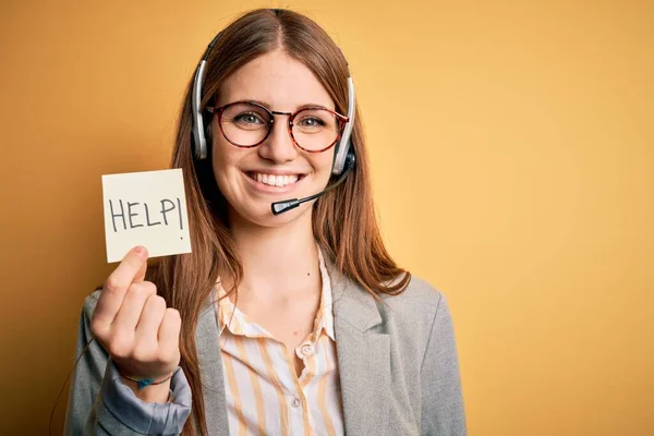 Junge Rothaarige Callcenter Agentin Überarbeitet Mit Headset Die Hilfe Remidner — Stockfoto