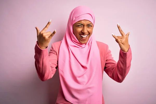 Mladá Afro Afro Žena Muslimském Hidžábu Přes Izolované Růžové Pozadí — Stock fotografie