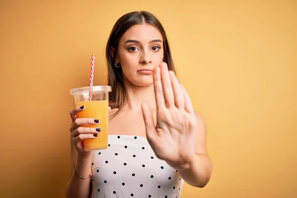 Junge Schöne Brünette Frau Trinkt Gesunden Orangensaft Über Gelbem Hintergrund — Stockfoto