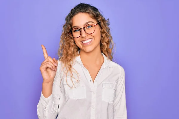 Junge Schöne Frau Mit Blauen Augen Trägt Lässiges Hemd Und — Stockfoto