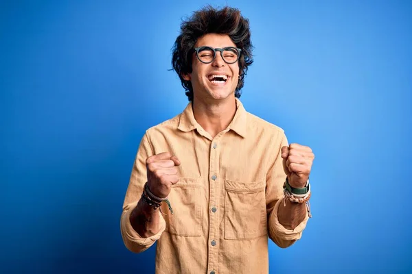 Young Handsome Man Wearing Casual Shirt Standing Isolated Blue Background — Stock Photo, Image