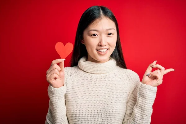 Jonge Aziatische Vrouw Met Romantische Rode Hart Papieren Vorm Rood — Stockfoto