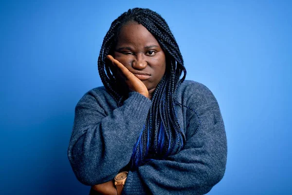 Afroamerikanische Size Frau Mit Zöpfen Lässigem Pullover Vor Blauem Hintergrund — Stockfoto