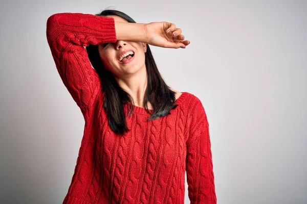 Jonge Brunette Vrouw Met Blauwe Ogen Dragen Casual Trui Geïsoleerde — Stockfoto