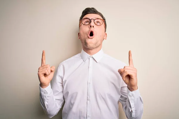 Joven Negocio Guapo Mas Con Gafas Camisa Elegante Sobre Fondo — Foto de Stock