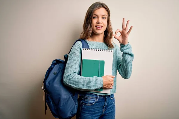 Junge Blonde Studentin Trägt Rucksack Und Bücher Aus Der Schule — Stockfoto