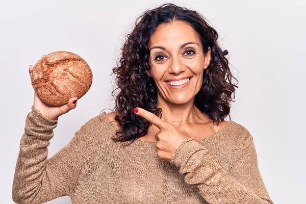 Idade Média Bela Mulher Segurando Pão Sorrindo Feliz Apontando Com — Fotografia de Stock