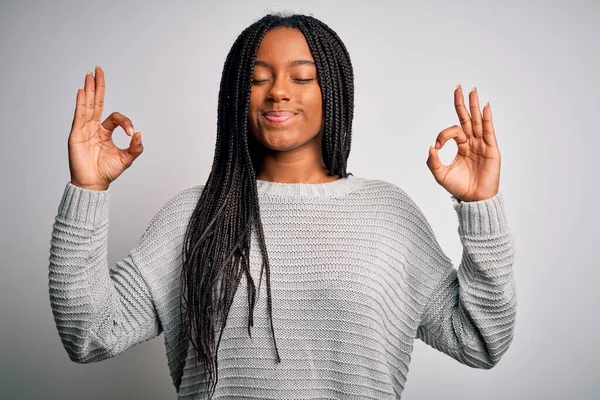 Jonge Afro Amerikaanse Vrouw Staat Casual Koel Grijs Geïsoleerde Achtergrond — Stockfoto