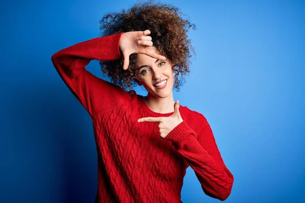 Mulher Bonita Nova Com Cabelo Encaracolado Piercing Vestindo Camisola Vermelha — Fotografia de Stock