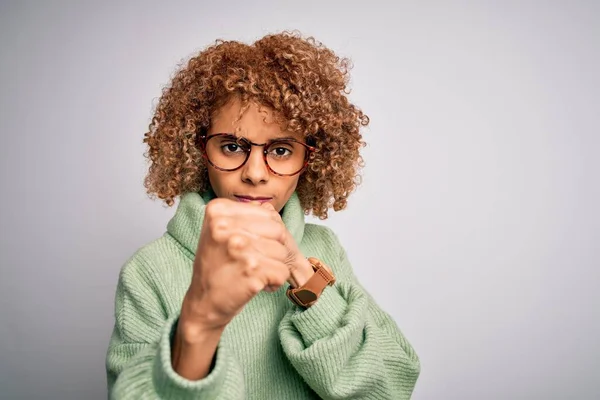 Jovem Bela Mulher Afro Americana Vestindo Camisola Gola Alta Óculos — Fotografia de Stock