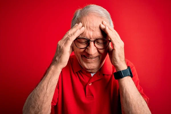 Homme Âgé Aux Cheveux Gris Portant Des Lunettes Shirt Décontracté — Photo