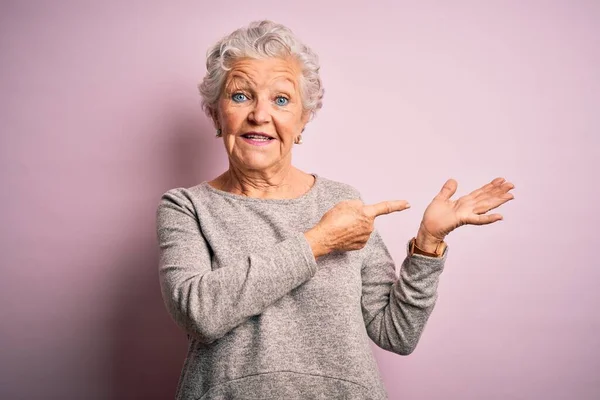 Senior Mooie Vrouw Dragen Casual Shirt Staan Geïsoleerde Roze Achtergrond — Stockfoto