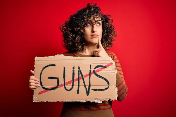 Young Beautiful Arab Woman Asking Peace Holding Banner Prohibited Guns — Stock Photo, Image