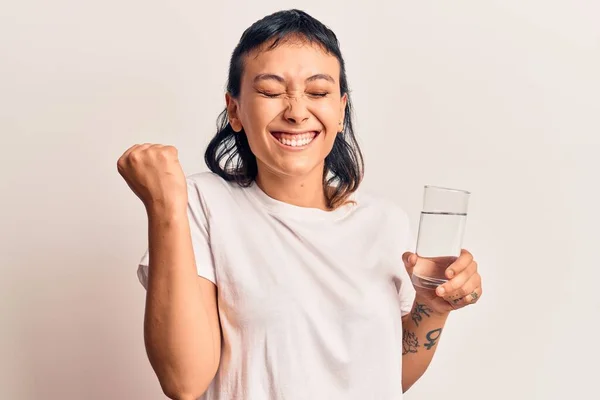 Jonge Vrouw Drinken Glas Water Schreeuwen Trots Vieren Overwinning Succes — Stockfoto