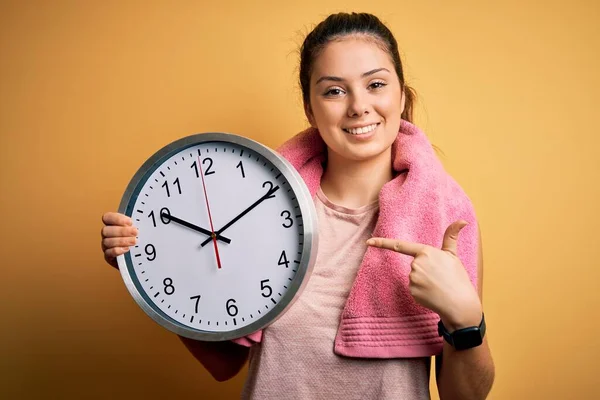 Jong Mooi Brunette Sportvrouw Het Dragen Van Handdoek Doen Countdown — Stockfoto