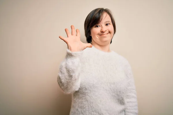 Young Syndrome Woman Standing Isolated Background Showing Pointing Fingers Number — Stock Photo, Image