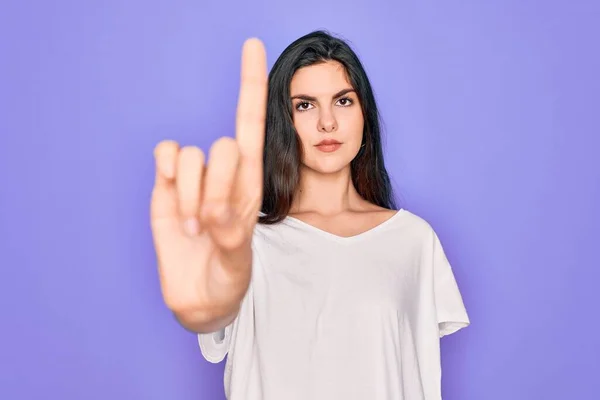 Jong Mooi Brunette Vrouw Dragen Casual Wit Shirt Paarse Achtergrond — Stockfoto