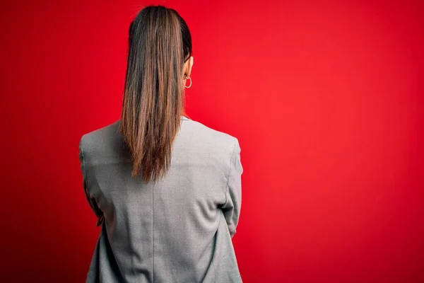 Güzel Esmer Ceketli Kırmızı Arka Planda Gözlüklü Genç Bir Kadını — Stok fotoğraf